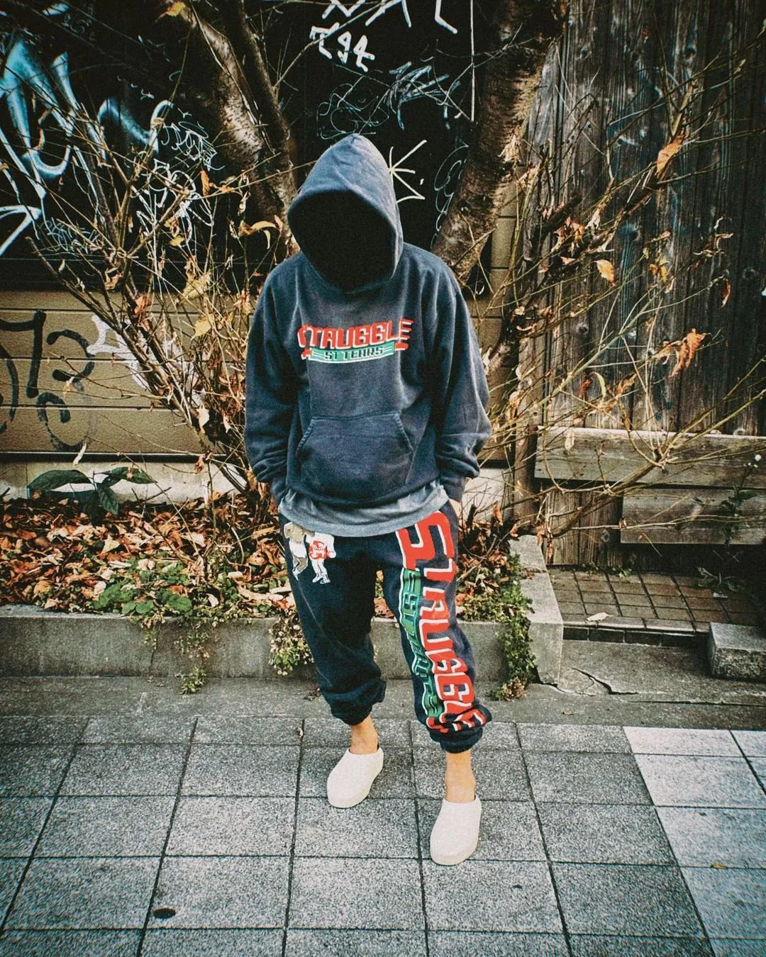 SAINT Mxxxxxx x DENIM TEARS STRUGGLE SWTPNTS/BLK DT co-branded boxing retro distressed sweatpants, washed black S-XL Assute dyeing, whole piece sprayed with horse fade, authentic grade crack printing, mold customization co-branded main mark/washed mark, factory four-needle six-thread workmanship, no bone seams, more comfortable to wear